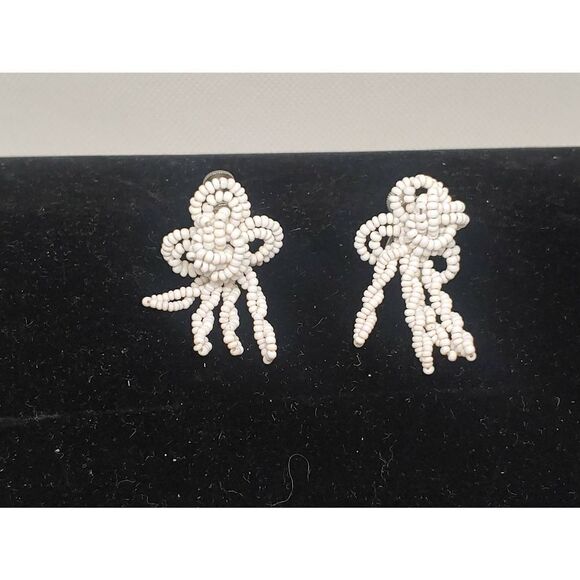 Women's Vintage 1960s White Beaded Floral Cluster Screwback Clip Earrings - Picture 1 of 2